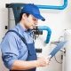 Junger Handwerker