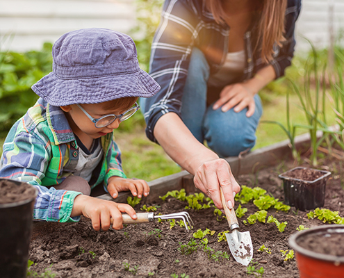 Mutter und Kind bei der Gartenarbeit