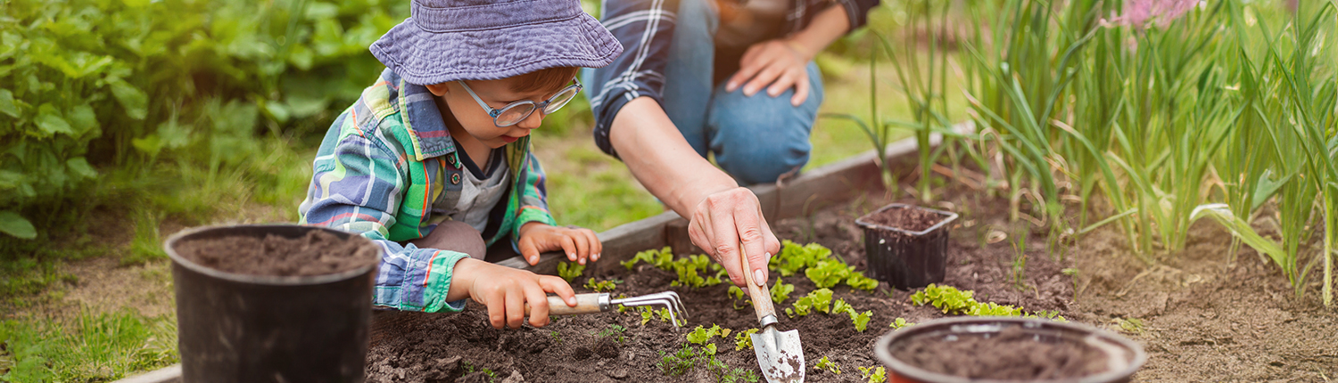 Mutter und Kind bei der Gartenarbeit