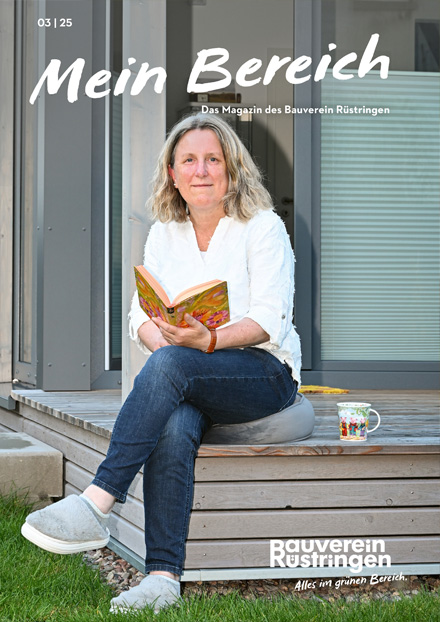 Magazin-Cover ‚Mein Bereich‘ des Bauverein Rüstringen – Frau liest auf einer Terrasse vor einem modernen Wohnhaus, Wohnumfeld und Nachbarschaft im Fokus.