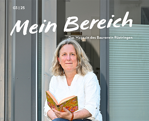 Magazin-Cover ‚Mein Bereich‘ des Bauverein Rüstringen – Frau liest auf einer Terrasse vor einem modernen Wohnhaus, Wohnumfeld und Nachbarschaft im Fokus.