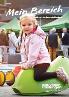 Magazin-Cover ‚Mein Bereich‘ des Bauverein Rüstringen – Frau liest auf einer Terrasse vor einem modernen Wohnhaus, Wohnumfeld und Nachbarschaft im Fokus.