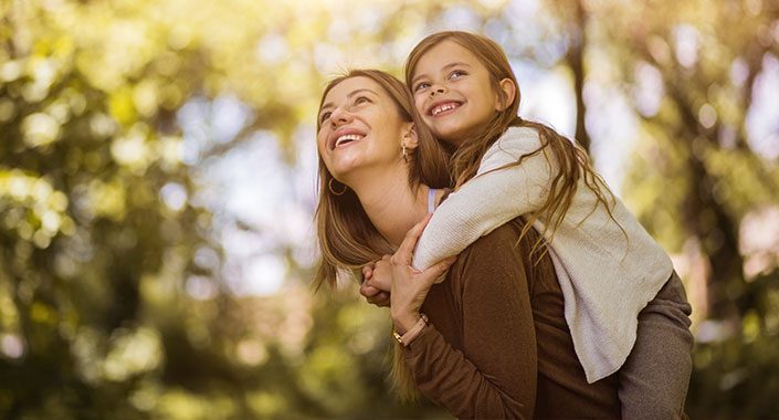 Mutter und Tochter in der Natur
