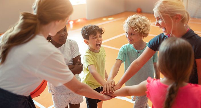 Kinder beim Sportunterricht