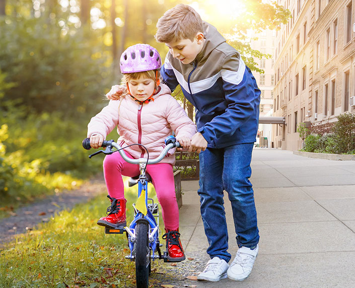 Kinder beim Fahrradfahren