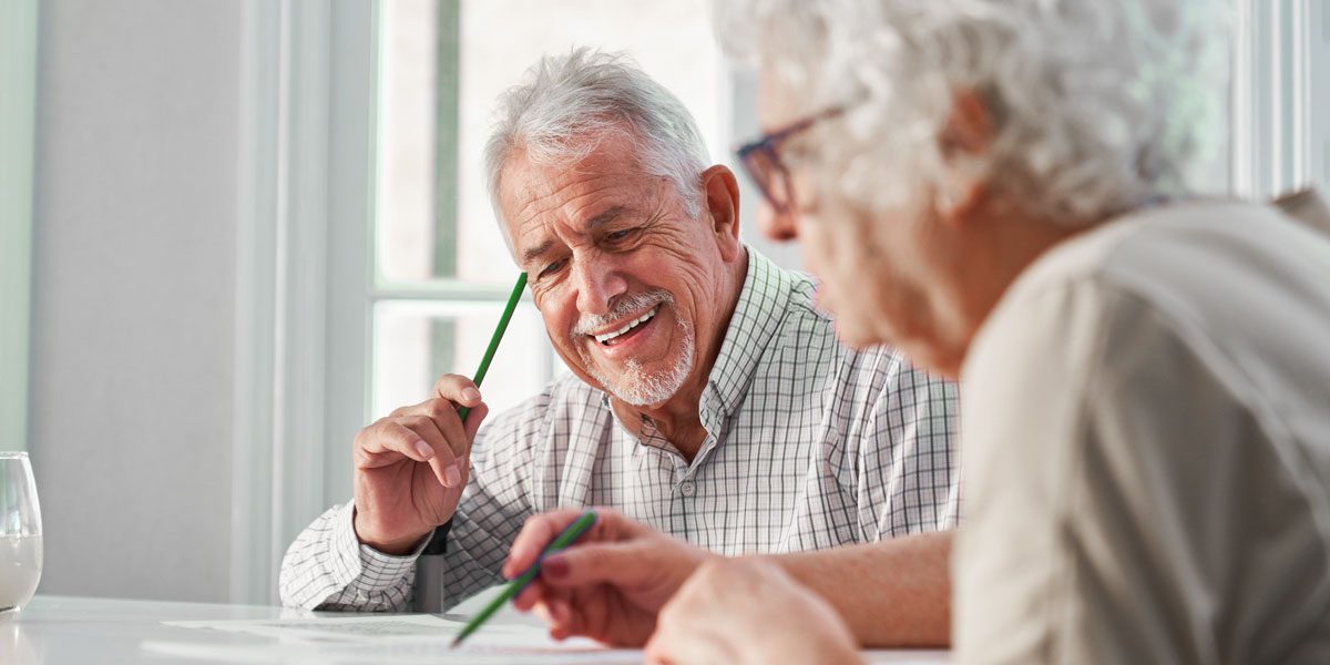 Ältere Menschen lösen Denksportaufgaben bei der Veranstaltung Frische Brise im Kopf des Bauverein Rüstringens