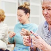 Ein Gruppe strickender Damen aus der Handarbeitsgruppe Bauverein Rüstringen