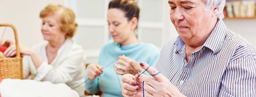 Ein Gruppe strickender Damen aus der Handarbeitsgruppe Bauverein Rüstringen