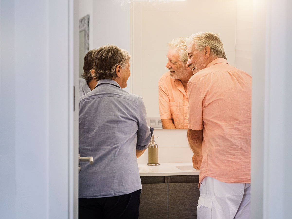 Altes Paar im Badezimmer