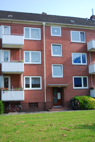 Großzügige Drei-Zimmer-Wohnung mit Balkon und Wohnberechtigungsschein im Wiesenhof zu vermieten!, Am Wiesenhof 40, 26389 Wilhelmshaven, Etagenwohnung