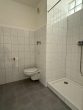 Badezimmer mit Dusche - Geräumige 3-Zimmer-Wohnung mit Kochnische und schönem Balkon